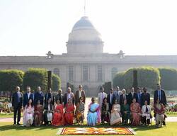 राष्ट्रपति के बुलावे पर सपत्नीक अमृत उद्यान पहुंचे CJI और सुप्रीम कोर्ट के जज