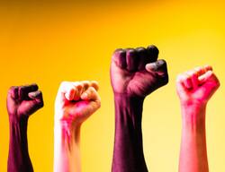 जलूस में हथियार लेकर जाना है अपराध, जानिए सजा का प्रावधान