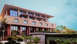 महिला के नहाने के दौरान सार्वजनिक बाथरूम में झांकना IPC के तहत अपराध है, भले ही बाथरूम में सिर्फ पर्दा लगा हो: Delhi HC