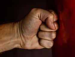 क्या होता है जब किसी व्यक्ति पर IPC की धारा 325 के तहत आरोप लगाया जाता है?