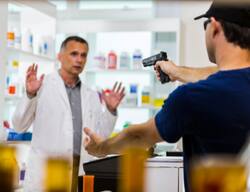 Robbery क्या है? यह जबरन वसूली और चोरी से किस प्रकार भिन्न है