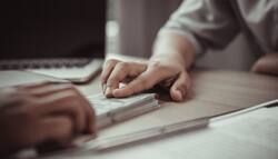 रिश्वत लेना अपराध है, पकड़े जाने पर कौन सी धारा लगती है- जानिये