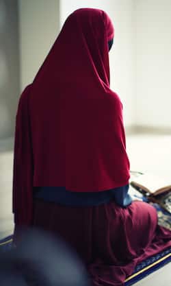 हिंदू युवती को मिली मस्जिद में नमाज पढ़ने की अनुमति और सुरक्षा