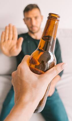 क्या सार्वजनिक स्थानों पर शराब पीना अपराध है? जानिये कानून