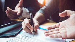 विशिष्ट राहत अधिनियम की धारा 34 क्या है? यह अदालत द्वारा पीड़ित पक्ष को कब प्रदान की जाती है