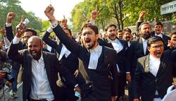 पुलिस की हठधर्मिता के विरुद्ध, गाजियाबाद में वकीलों की हड़ताल तीसरे दिन भी जारी