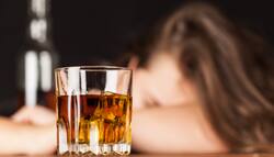 क्या सार्वजनिक स्थानों पर शराब पीना अपराध है? जानिये सम्बंधित कानून और सजा