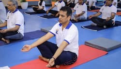 सीजेआई डी वाई चंद्रचूड़ ने साथी न्यायाधीशों, कर्मचारियों के साथ न्यायालय परिसर में किया योगाभ्यास