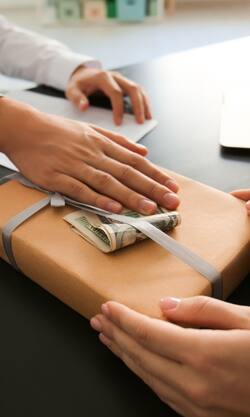 न फूल न गिफ्ट, अधिकारी नहीं कर पाएंगे जजों की 'चाटुकारिता'!