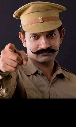 पुलिस के साथ गलती से भी न करें हाथापाई वरना...