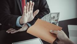 Public Servants के रिश्वत लेते हुए गिरफ्तार होने पर क्या है सजा का प्राविधान?