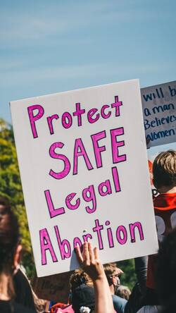 Abortion Rights को लेकर France एक नया कानून लाया है!