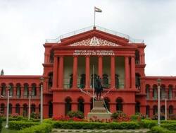 Karnataka High Court में मुख्य न्यायाधीश के सामने ही व्यक्ति ने काट लिया अपना गला, जानें मामला
