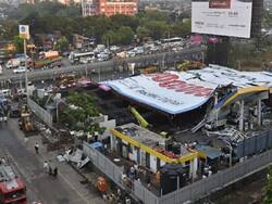 मुंबई रेलवे की जमीनों पर लगी होर्डिंग्स की पूरी जिम्मेदारी लेंगे: रेलवे ने सुप्रीम कोर्ट को बताया