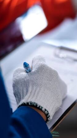 प्रोडक्शन वारंट क्या होता है? और अदालत इसे कब जारी करती है?