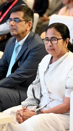 ...खुद को ही भगवान न मानने लगे: CJI DY Chandrachud सीएम ममता बनर्जी के सामने बोलें