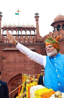 स्वतंत्रता दिवस 2024: लाल किले से 11वीं बार पीएम मोदी ने किया ध्वजारोहण, देखे झलकियां