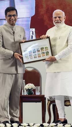 सुप्रीम कोर्ट के 75 वर्ष पूरे होने पर मिली सौगात, PM मोदी ने डाक टिकट व सिक्के का किया अनावरण