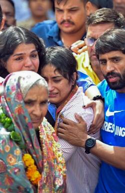 विनेश फोगाट को सिल्वर नहीं! कोर्ट ने कहा- वजन मानकों का पालन नहीं करने पर नियम ही सजा