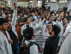 Kolkata Doctor Rape Murder Case: सुप्रीम कोर्ट ने मृतक का नाम, तस्वीरें और वीडियो क्लिप मीडिया प्लेटफॉर्म से तुरंत हटाने को कहा