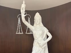 Justice Statue: कानून अब 'अंधा' नहीं, हाथ में तलवार की जगह संविधान...CJI ने न्याय की देवी की नई प्रतिमा बनवाई