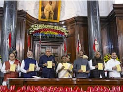 संविधान दिवस पर संसद की झलकियां, राष्ट्रपति का अभिवादन, पक्ष-विपक्ष ने एक-दूसरे का किया अभिवादन