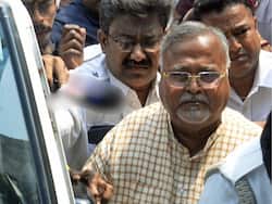 School Job For Cash Scam: पार्थ चटर्जी सहित पांच अधिकारियों की जमानत याचिका Calcutta HC ने की खारिज