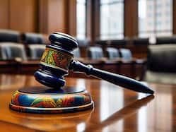 अंडरवियर आउटफिट, हाथ में शराब-सिगरेट...  अदालत के सामने हाजिर हुआ शख्स को अदालत ने आड़े हाथों में लिया